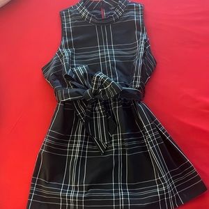 A Pea in the pod beautiful maternity sleeveless cotton top.